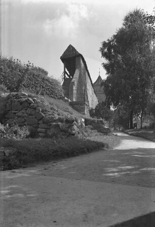 Nördlingen. Stadtmauerpartie am Feilturm : Nördlingen. Teil der Stadtmauer im Süden mit Aufgang gegen den Feilturm (Unterbau um 1395, Oberbau mit Zeltdach 1547). Feldseite