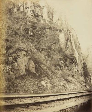 Mittelgrundstudie: Felsen und Terrain: Felspartie an der Eisenbahn
