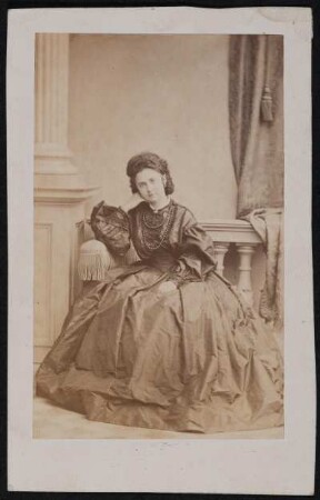 Porträt Boor, Etelka (um 1840-nach 1863; Tänzerin). Albuminabzug auf Karton (Carte-de-visite mit Atelieraufdruck verso)