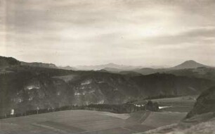 Elbsandsteingebirge. Blick von der Kaiserkrone über das Elbtal zum Kaltenberg (links) und Rosenberg