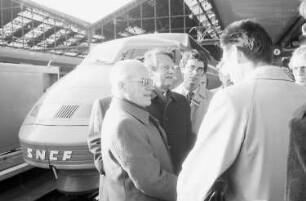 Paris: Gare de Lyon, DB-Präsident Bubel vor dem TGV-Zug