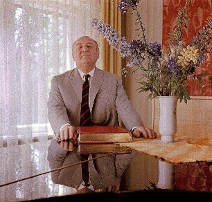 Portraitaufnahme des Dirigenten Franz Konwitschny am Flügel
