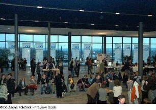 Tagungsteilnehmer im Foyer