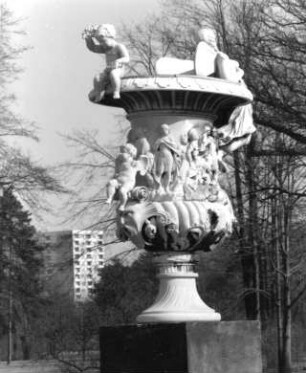 Dresden-Altstadt. Großer Garten (1683, J. F. Karcher; 1873-1895, K. F. Bouché). Üppigkeitsvase (1719/1723, A. Corradini) mit Szenen aus dem Leben Alexanders des Großen, Hauptallee