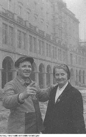 Dresden. Lydia Hoyer, Aufbauhelferin, von der sozialistischen Presse hochstilisiert wegen ihrer vielen freiwilligen, unbezahlten Aufbaustunden, 1955/57