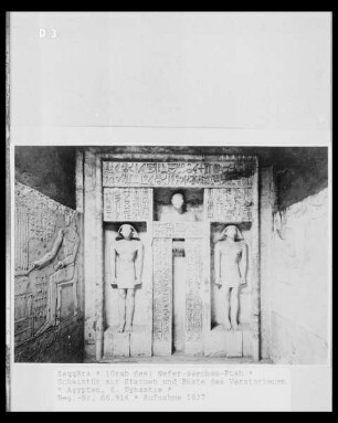 Scheintür mit Statuen und Büste des Verstorbenen