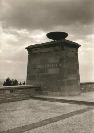 Buchenwald. Nationale Gedenkstätte auf dem Ettersberg bei Weimar. Straße der Nationen, Pylon mit Flammenschale