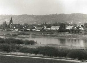 Dresden-Kaditz. Emmaus-Kirche und Altkaditz. Blick von der Autobahnbrücke über die Elbe und die Mündung der Flutrinne