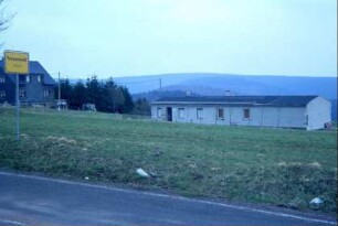 Ortseingang aus Richtung Schleusingen kommend; rechts Mehrzweckgebäude aus DDR-Zeit