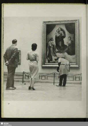 89 Vor der Sixtinischen Madonna