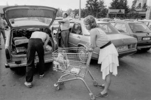 Ex-DDR Bürger in westdeutschen grenznahen Städten, 8. + 9. August 1990. hier: sogenannter Trabbi-Parkplatz in Eschwege