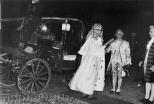 Abschiedsfest für Hans Sedlmayr als Ordinarius in München ("Der Hof Ludwigs XIV."): Sedlmayr bei der Abfahrt vor der Kutsche mit Pagen