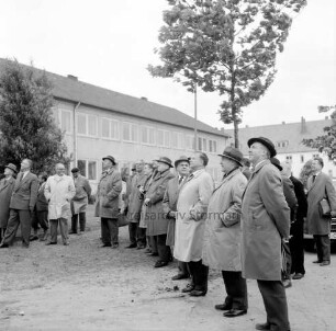 Ahrensburg: Hermann-Löns-Straße: Erweiterungsbau: Richtfest: vorn Gäste: dahinter Bäume: hinten Altbau