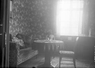 Kattowitz, Friedensstraße 2. Wohnung der Familie Knochenhauer. Wohnraum. Sitzecke mit Sofa und rundem Tisch