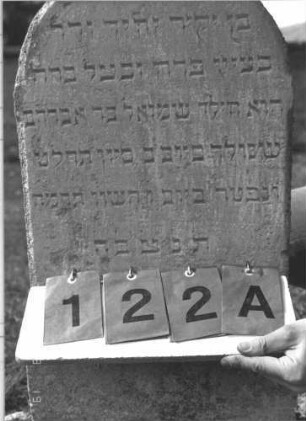 Grabstein 122 (Index: 100008947) Zustand: Rückseite leicht verwittert Maße HxBxT: 73x37x11 cm Besonderheit: Kindergrab: Grabstein 122A