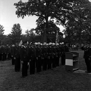 Jersbek: Festplatz: Amtsfeuerwehrfest des Amtes Bargteheide-Land und der Stadt Bargteheide sowie 85-jähriges Jubiläum der Freiwilligen Feuerwehr Jersbek: angetretene Feuerwehrmannschaften mit Fahnenträgern: dahinter Hecken und Baumreihen: vorn rechts Pult und Funktionsträger bei der Abnahme