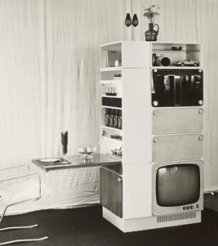 Wohnturm : Wohnturm (1973; Krone & Gabler). Ansicht mit Stuhl