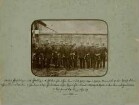 16 Offiziere des 1. Bataillons in Uniform, mit Pickelhaube teils mit Orden, stehend vor Mauerwerk