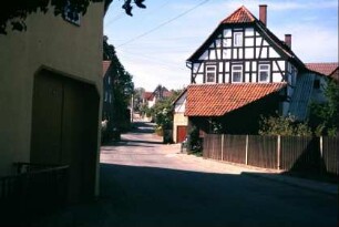 Straßenzug, Giebel eines Fachwerkhauses mit Pultdach eines Schuppens