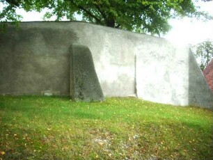 Ansicht von Südosten mit Kirchhofmauer (Wehrgang mit Steinbrüstung im 18 Jh abgetragen) über Feldseite-durch Strebepfeiler gegen das abschüssige Terrain gesichert