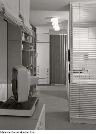 Blick aus dem Wohnzimmer zur Küche. Ansicht mit Schrankteil als Raumteiler (1973; Hochschule für Kunst und Design Halle (Burg Giebichenstein))