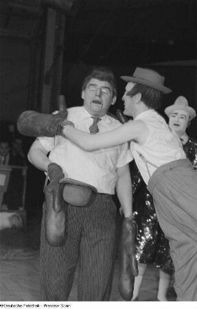 Clownsensemble "Die Daniels" des Faschingsprogramms "Die Kommödianten kommen" des Circus Aeros beim Boxen