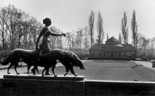 Hamburg-Winterhude. Die Trinkhalle und die 1911 geschaffen Bronzeplastik "Diana mit Hunden" im Stadtpark der Freien- und Hansestadt