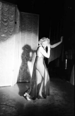 Berlin: Kabarett der Komiker; Dorothy von Bruck; tanzt
