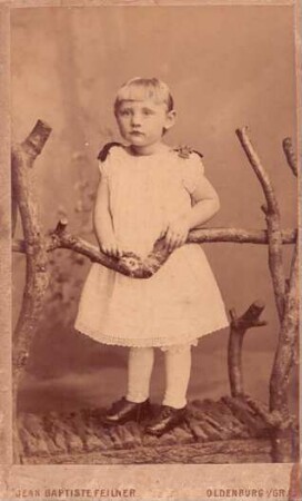 Foto Mädchen im Fotoatelier an einen Ast gelehnt