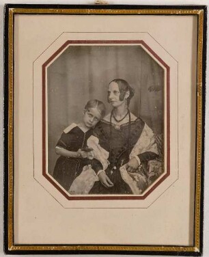 Emma Rabe, geb. Morewood, mit ihrem Sohn Johannes