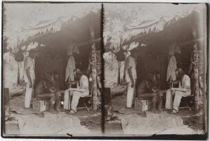 Wilhelm Kissenberth zeigt zwei Kayapó-Indianern die Konstruktion eines Jagdgewehrs