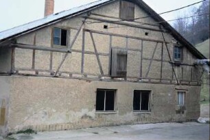 Giebelseite eines breiten Gebäudes mit Fachwerk