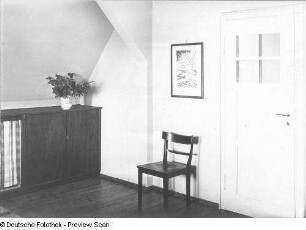 Wohnraum. Zimmerecke mit Anrichte und Stuhl