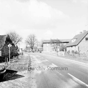 Langeloher Straße: links ältestes Reetdachhaus: rechts und hinten Wohnhäuser und Bauernhäuser