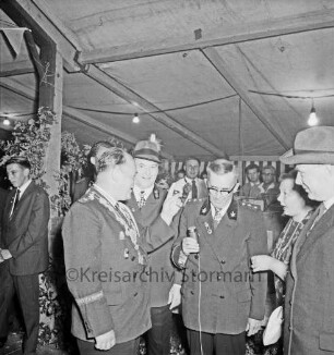 Volks- und Schützenfest: Schützenverein Sprenge und Umgebung e.V.: Festzelt: Innenansicht: Schützenkönig, Adjutant Horst Kühn, im Gespräch mit Vereinsvorsitzendem Hermann Kohnke, Ehrenvorsitzendem und Bürgermeister Johannes Gaycken sowie Gästen