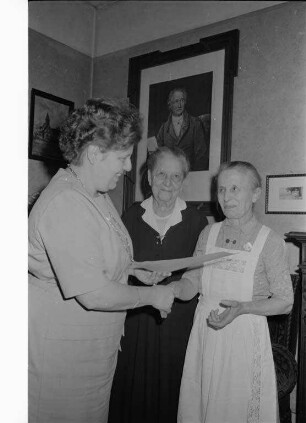 Verleihung der Goldenen Ehrennadel an die Hausgehilfin Karoline Walter für über 30jährige Dienste im Haushalt der Witwe des Amtsgerichtsdirektors Müller.