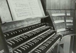 Viermanualige Orgel der Gebr. Jehmlich, op. 800 (1963; Entwurf Fritz Steudtner). 76 Register