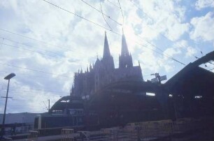 Köln Hohenzollernbrücke Lok 211 230 Dom Gepäckkarren