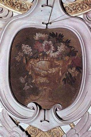 Blumenvasen und Girlanden