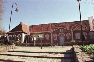Kulturzentrum Marstall, davor Banner mit Ankündigung für eine Gesundheitsmesse