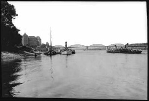 Torgau. Elbe mit Schleppern