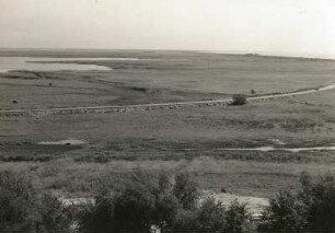 Ostseebad Wustrow (Fischland). Blick von der Seefahrtschule Wustrow nach der sturmflutgefährdeten Landenge zwischen Ostsee (rechts) und Saaler Bodden (links)