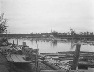 Saisonsiedlung am Horonai-gawa (Poronai) : Holzreste am Flussufer