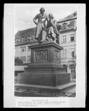 Hanau, Brüder Grimm-Denkmal : Hanau. Brüder Grimm-Denkmal auf dem Neustädter Marktplatz