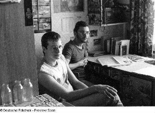 Studenten der Technischen Hochschule für Chemie "Carl Schorlemmer" auf ihrem Zimmer im Wohnheim