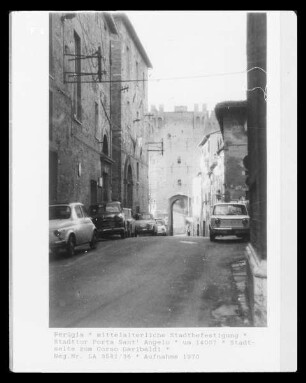 mittelalterliche Stadtbefestigung — Stadttor Porta Sant' Angelo