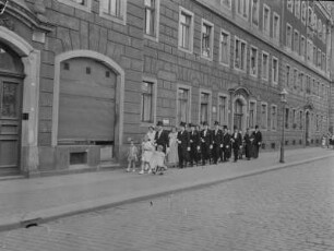 Dresden-Friedrichstadt. Brautpaar mit Hochzeitsgesellschaft, Friedrichstraße