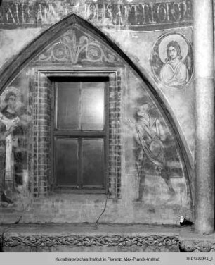 Fensterlünette - Ein heiliger geistlicher Würdenträger (?) und ein Bettler flankiert von heiligen Jungfrauen in den Bogenzwickeln