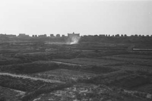 Landschaft bei Amsterdam : Blick auf eine Wiesen- und Weidelandschaft mit Feldern bei Amsterdam. Im Hintergrund Häuser-Silhouetten einer Stadt