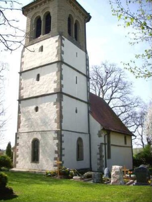 Ansicht von Nordosten mit Kirche (im Kern Romanisch-Langhaus 1840 nach Süden erweitert und überformt sowie neue Glockenstube auf Kirchturm) im Kirchhof